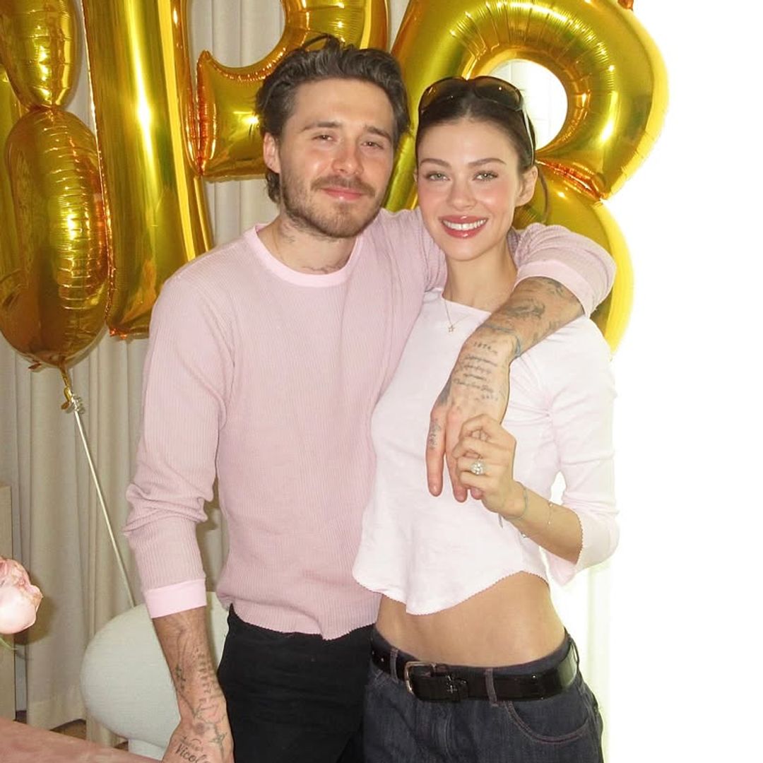 Hace 6 años Nicola Peltz eligió el color de la mala suerte para su compromiso con Brooklyn con un vestido de seda firmado por Victoria Beckham