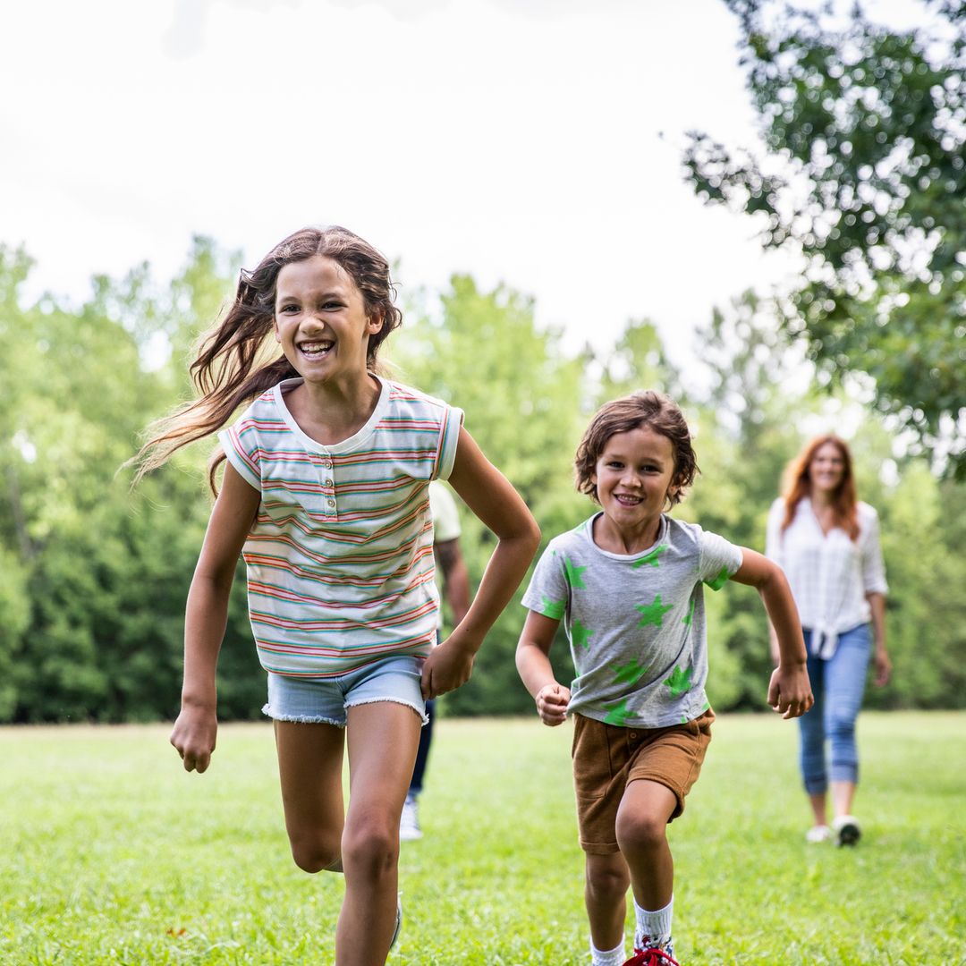 8 juegos en familia para entretener a los niños sin recurrir a las pantallas y combatir el calor de este fin de semana