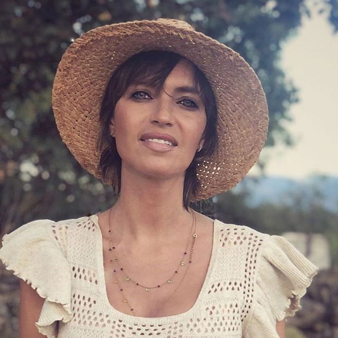 De blanco y con una sonrisa, Sara Carbonero deslumbra en su último posado