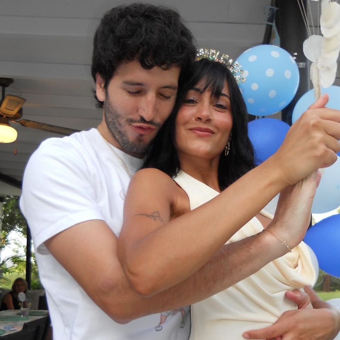 En brazos de Sebastián Yatra, Aitana celebra su cumpleaños número 25