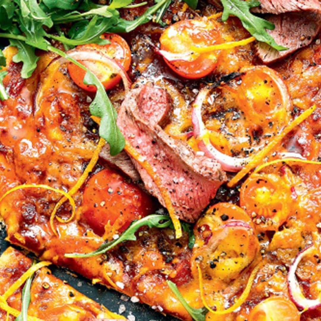 Pizza de tomatitos y ternera con salsa barbacoa