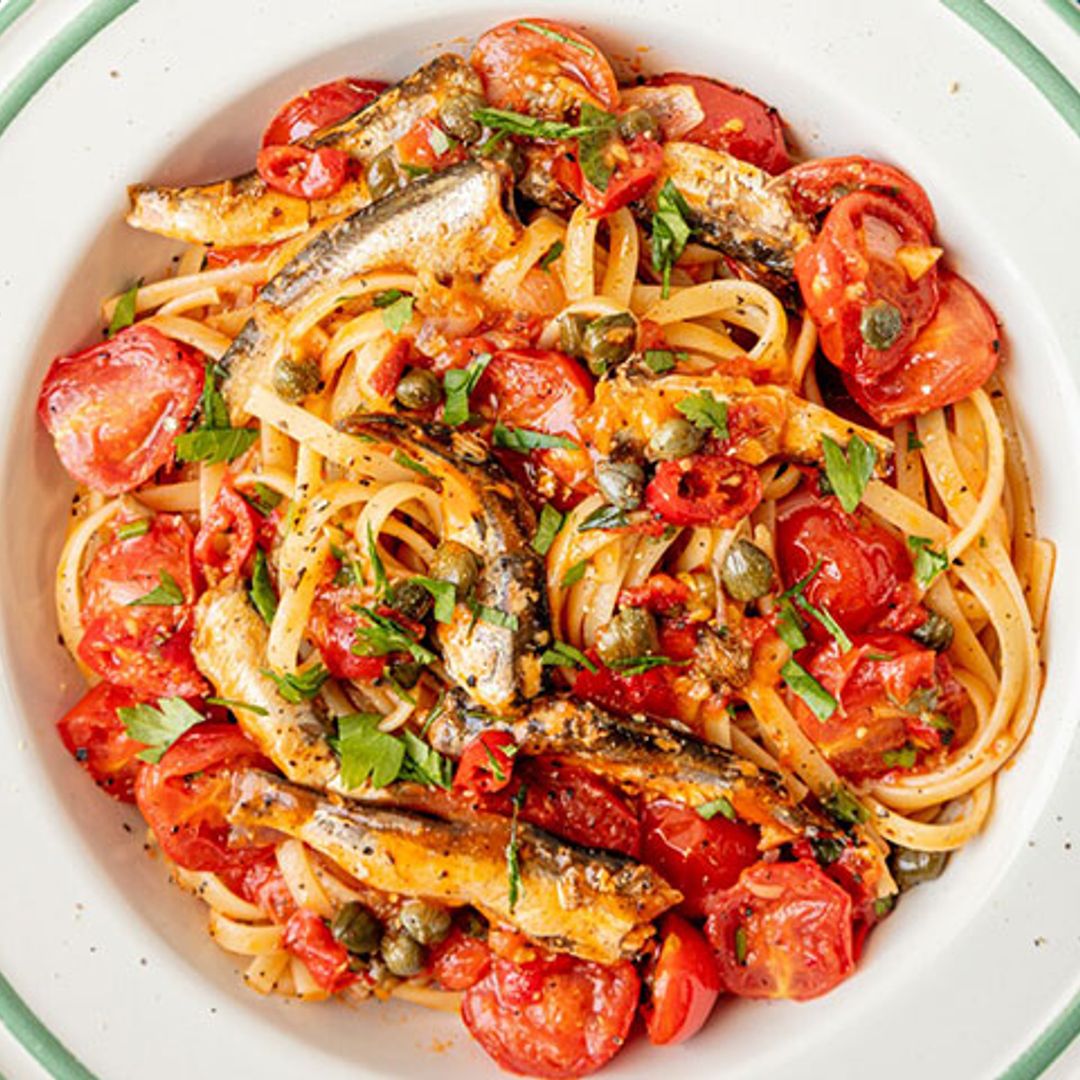 Espaguetis con sardinas, tomate y alcaparras