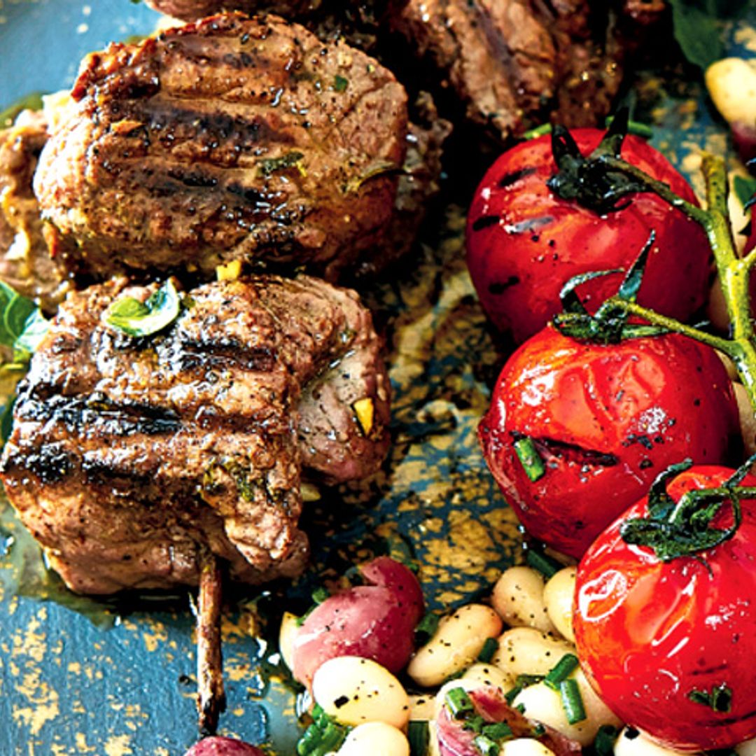 Brochetas de buey con tomates cherry