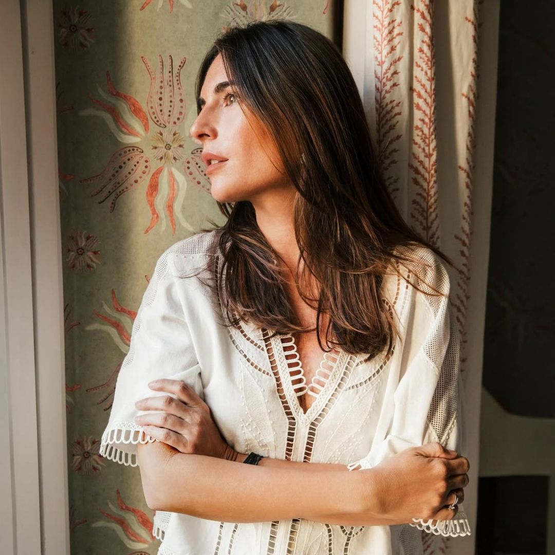 Lourdes Montes da con el vestido blanco más fresquito del verano: de algodón, bordado y perfecto para la playa