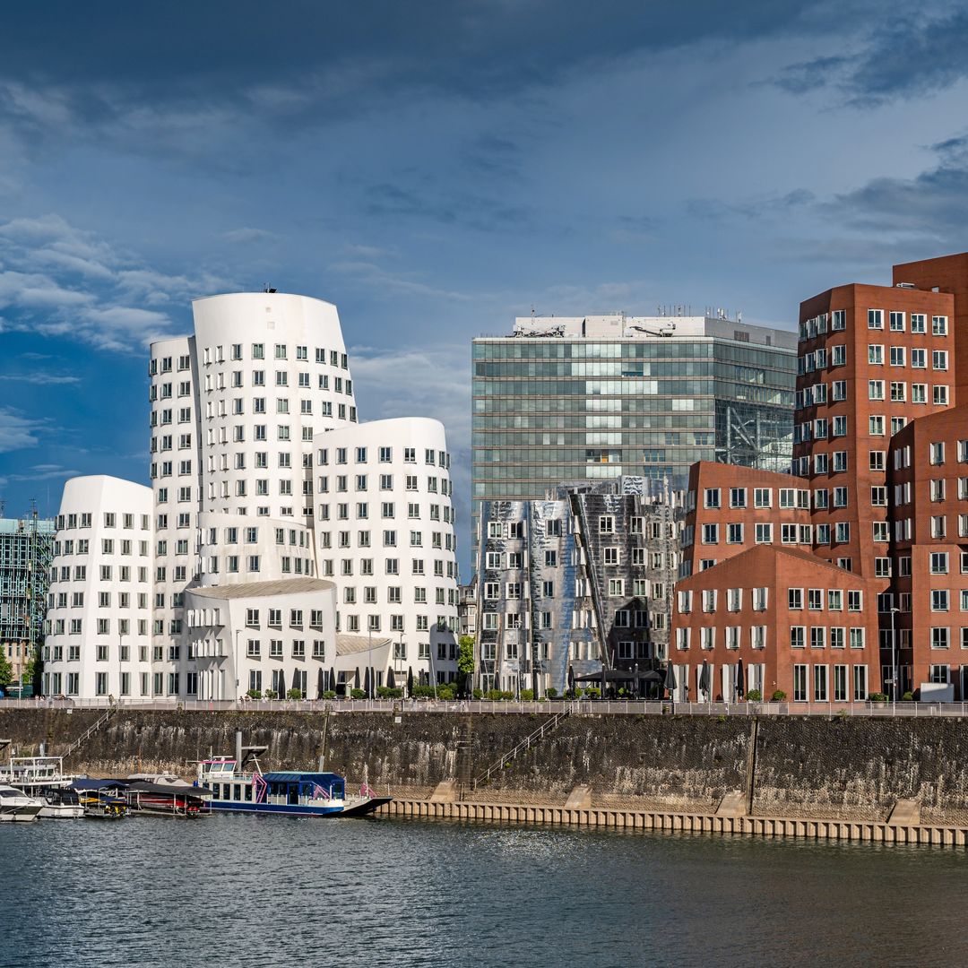 Edificios modernos junto al puerto