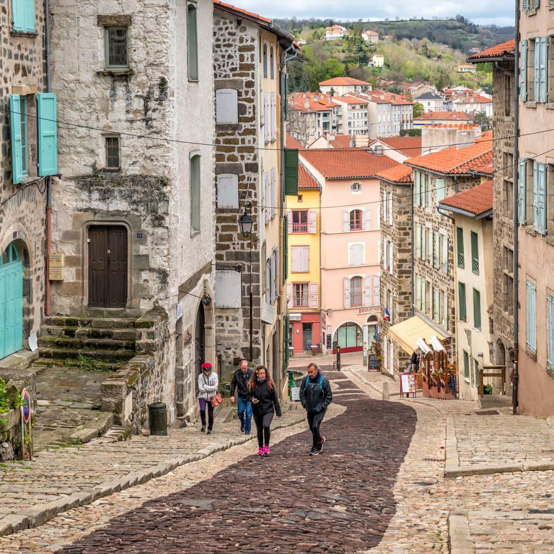 Rue Grangevieille, en el centro histórico de Le Puy-en-Velay, Alto Loira, Francia