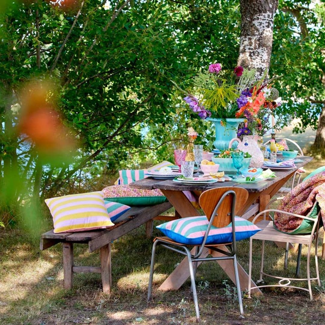 Cómo decorar una mesa al aire libre para que luzca perfecta