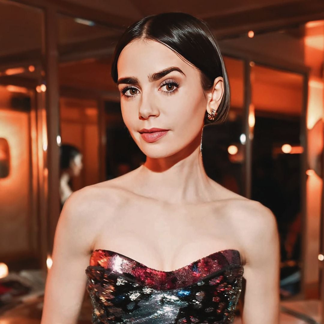 Lily Collins posa en un vestido brillante con escote en V.