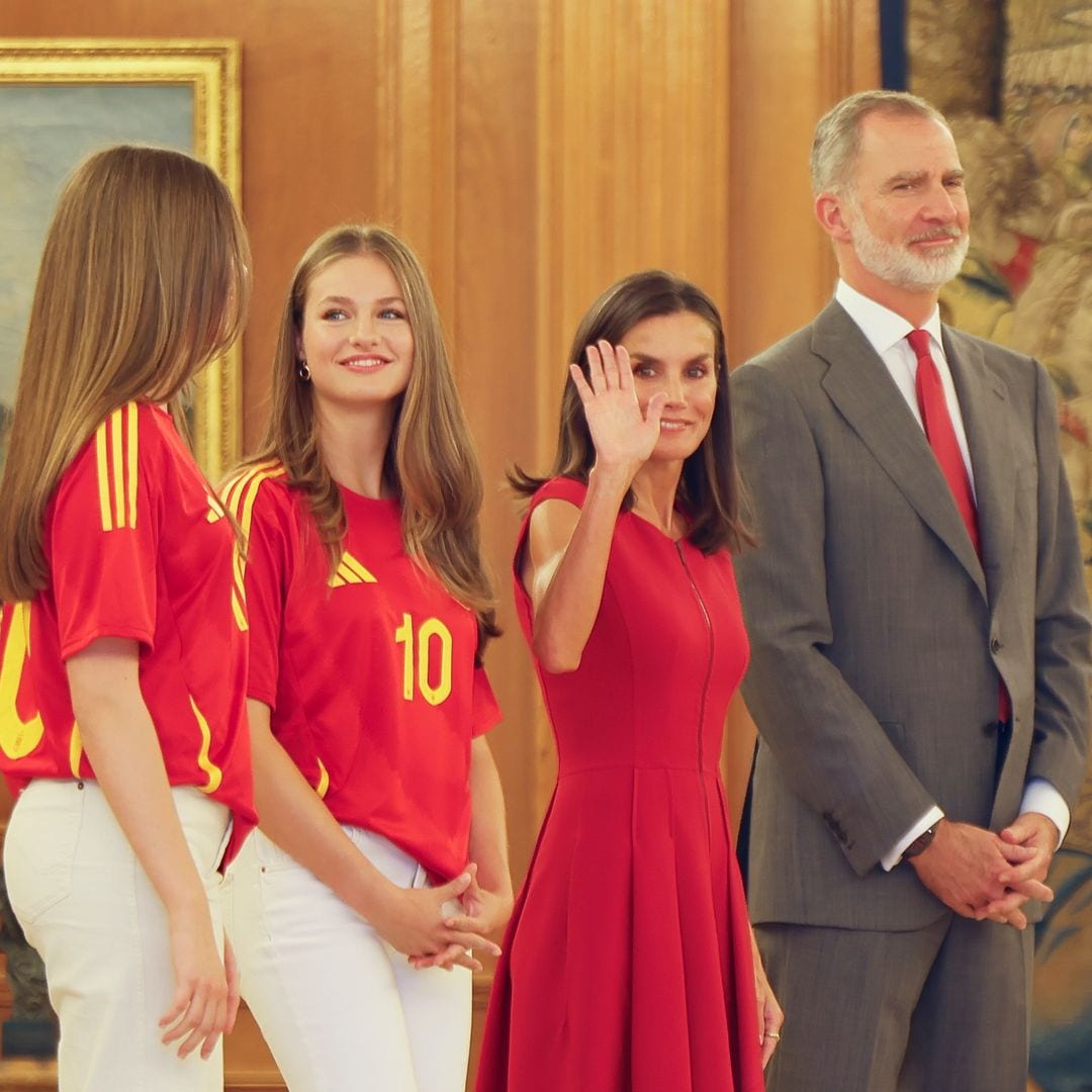 La reina Letizia viste de rojo y sus hijas con camisetas deportivas para felicitar a los futbolistas de España