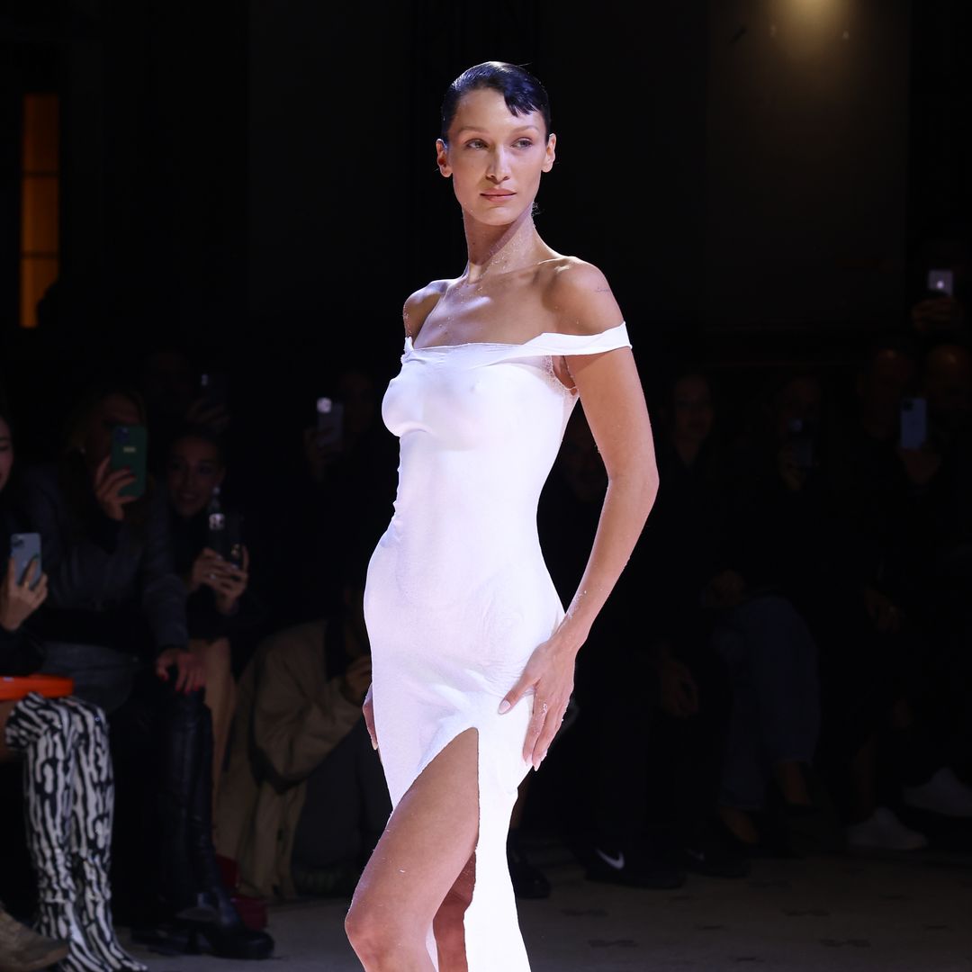 Del vestido que dio la vuelta al mundo a su debut como modelo: 5 momentos que han conectado la moda española con Bella Hadid