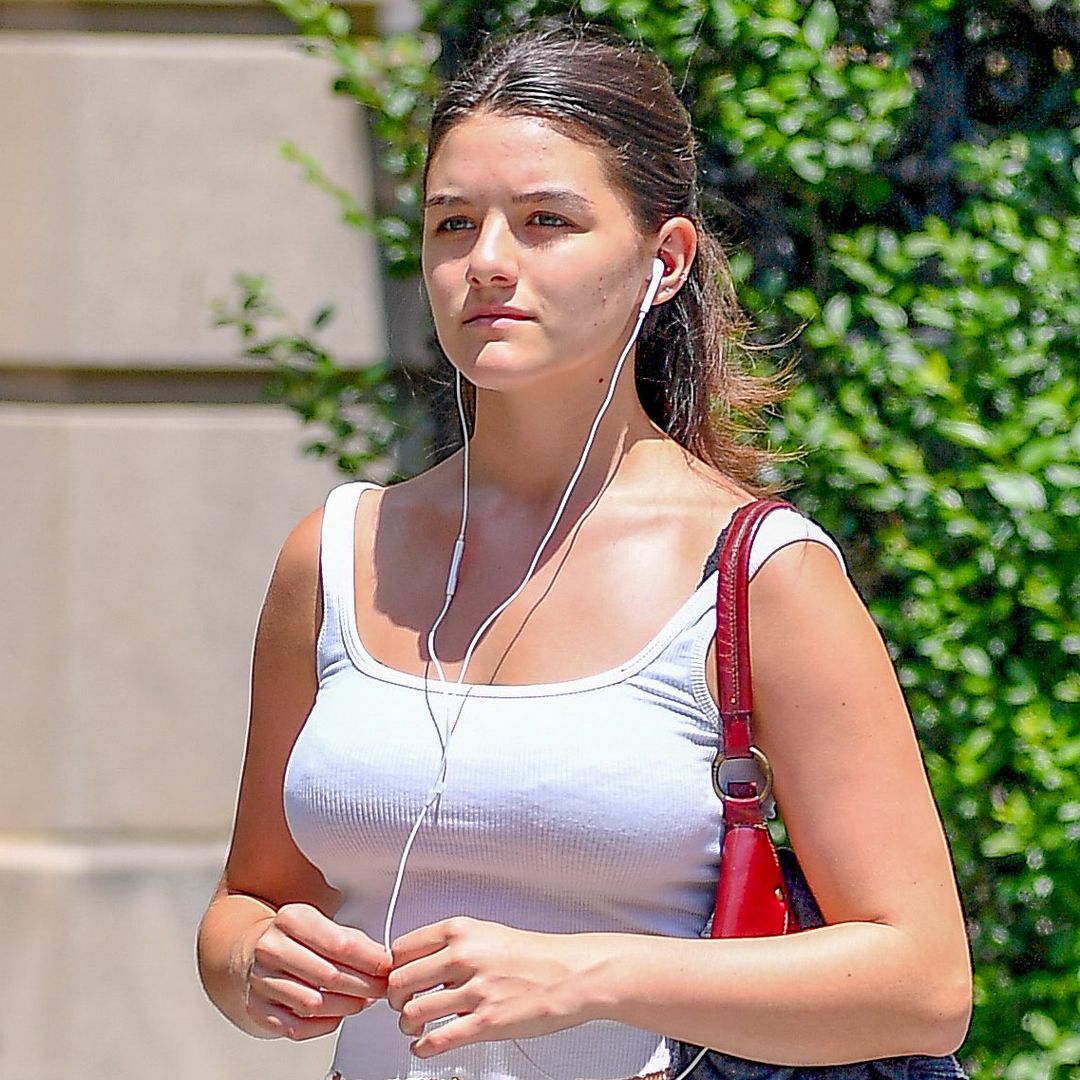 Suri Cruise disfruta del verano en Nueva York y presume su nuevo piercing