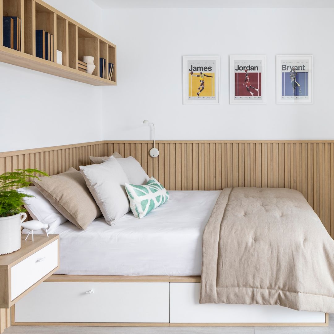 Dormitorio con cama con cajones. 