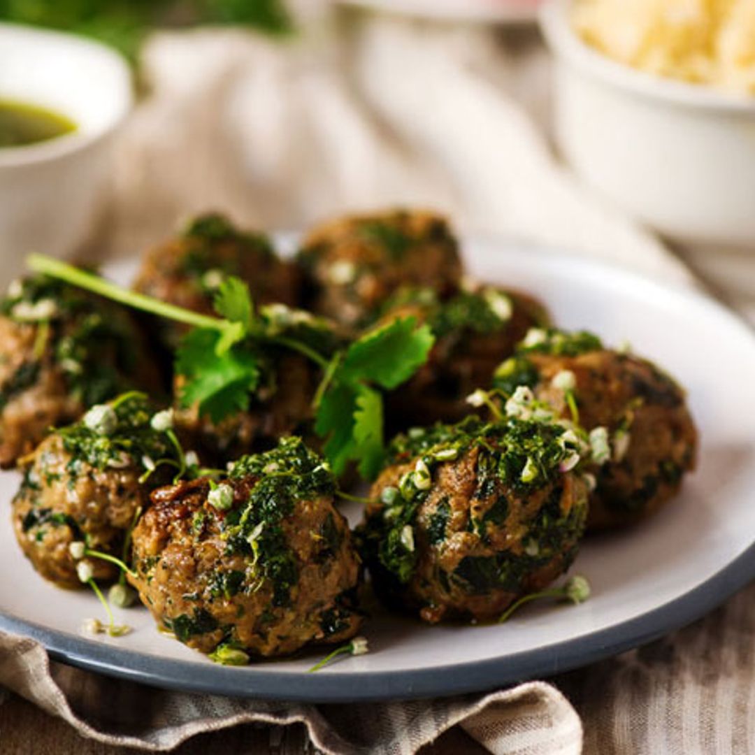 Albóndigas de carne y acelgas con piñones y chimichurri