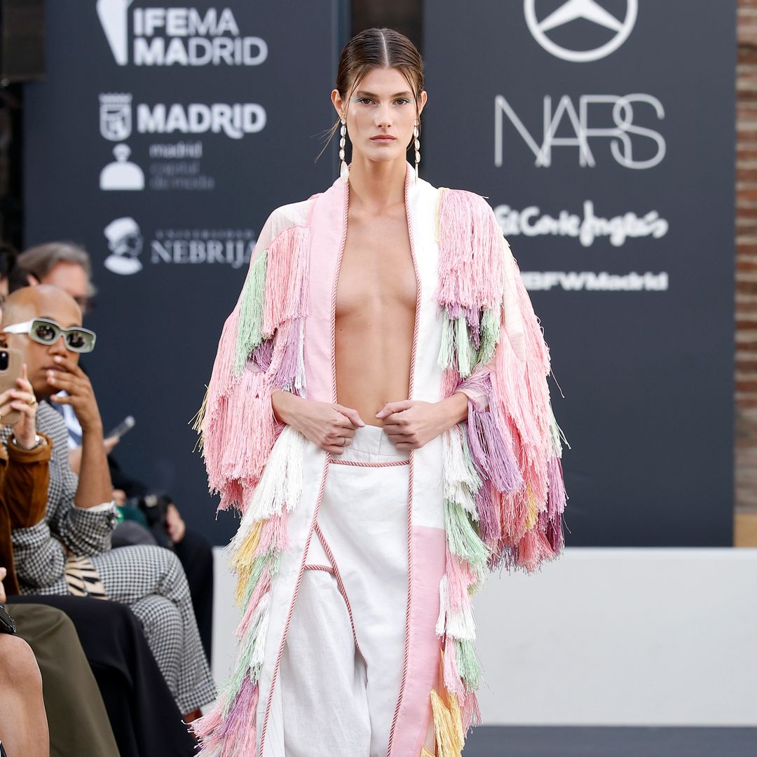 Un viaje a Japón para celebrar los 15 años de Odette Álvarez: nos rendimos a sus kimonos 'nube' con cristales bordados