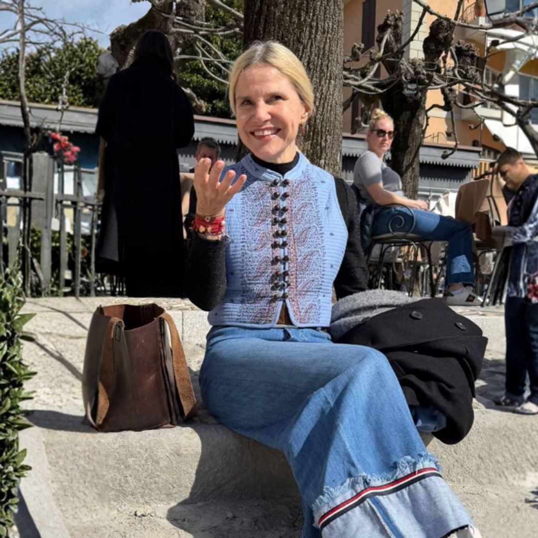 Eugenia Martínez de Irujo vuelve a la adolescencia con pantalones campana y las zapatillas altas que marcaron una era