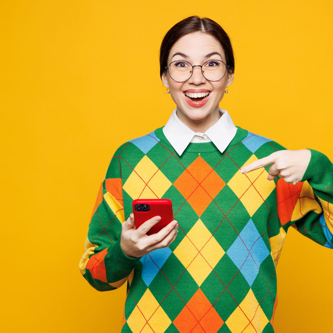 Tu móvil tiene un secreto: descubre por qué aparece un punto naranja o verde