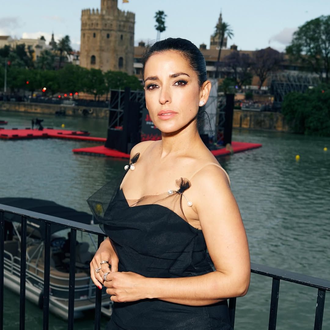Inma Cuesta junto al Guadalquivir, Sevilla, durante la presentación de la serie Berlín y la dama del armiño
