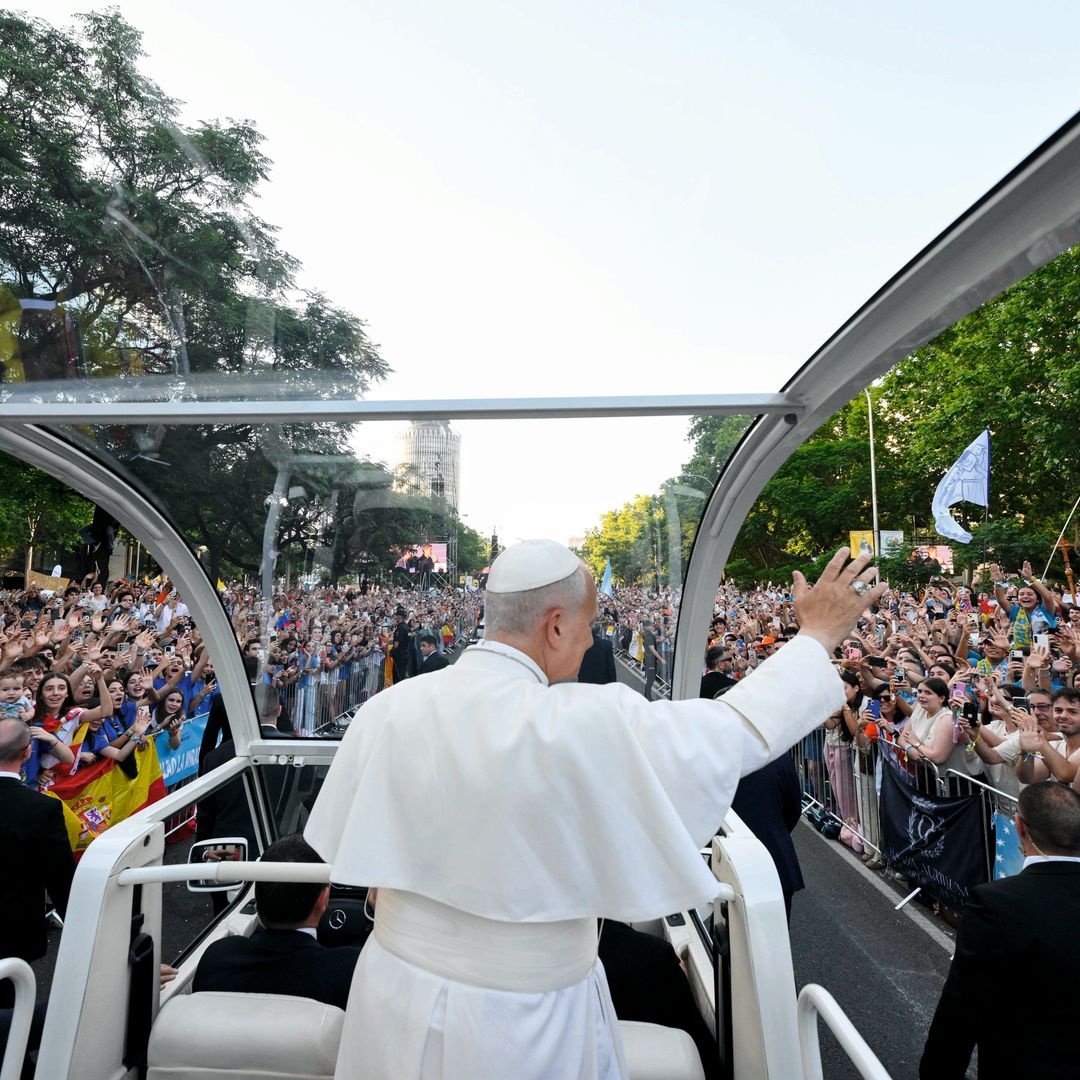 Desde el papamóvil saludando a la multitud