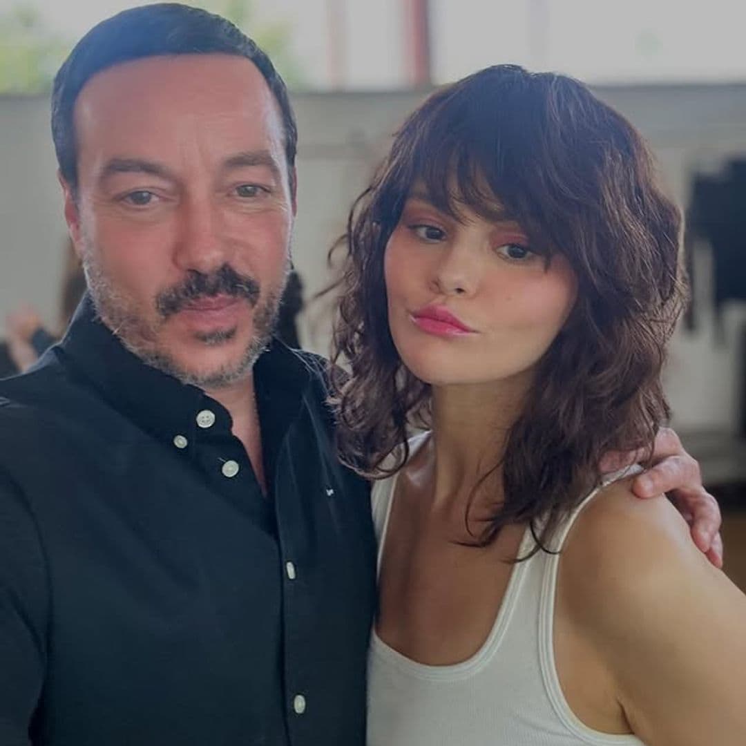 Orlando Pita y Selena Gomez, ella con un corte de pelo shaggy