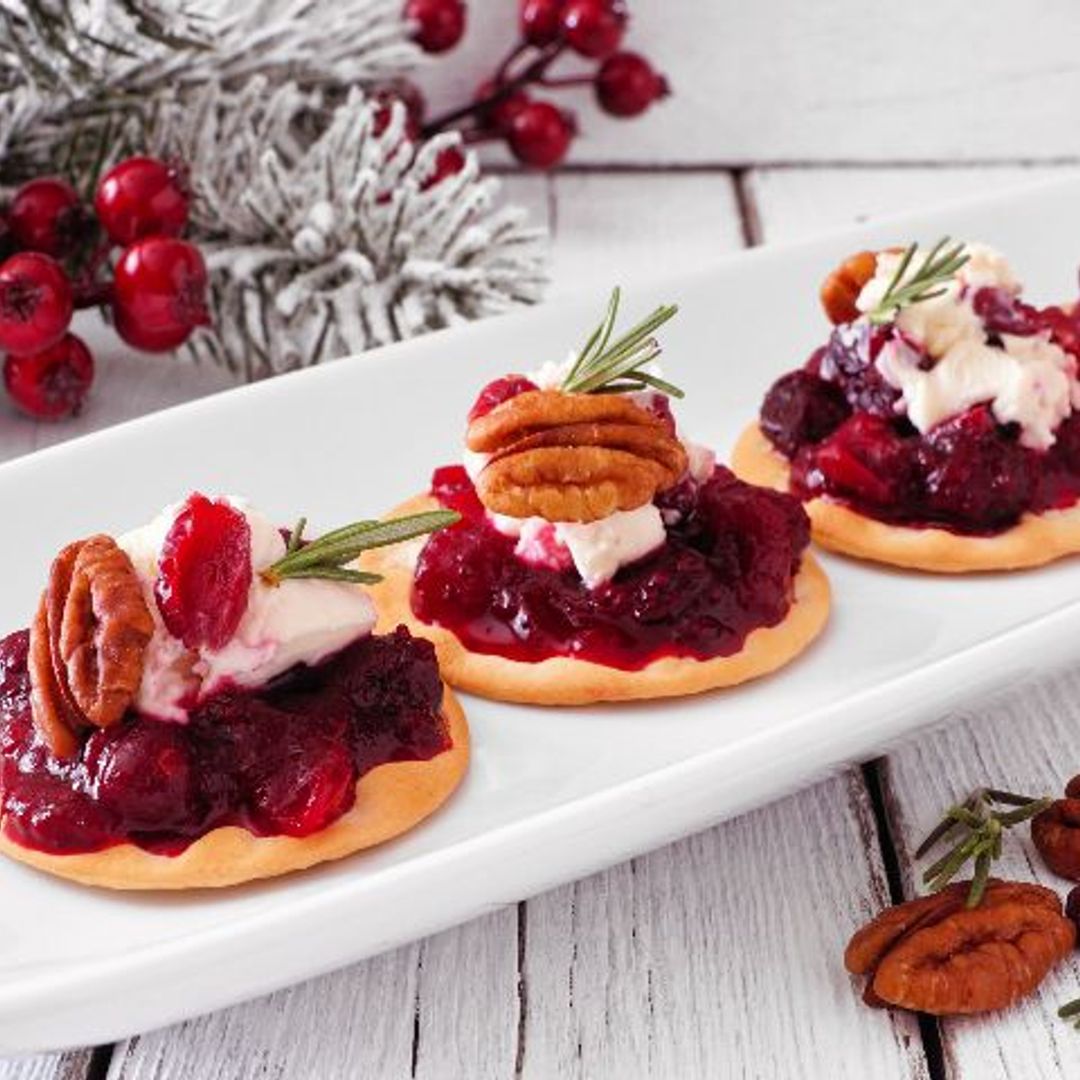 Galletas con mermelada de frutos rojos y pecanas