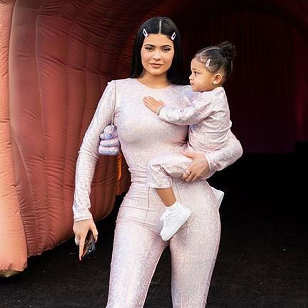 Stormi canta el éxito viral de su madre, Kylie Jenner, en un karaoke