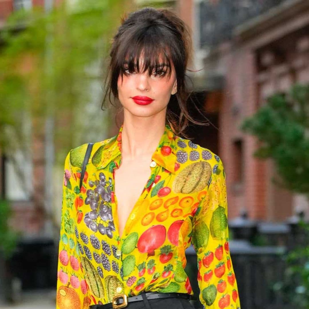 Emily Ratajkowski vuelve a hacerlo: cambia una y otra vez de look gracias al flequillo más versátil
