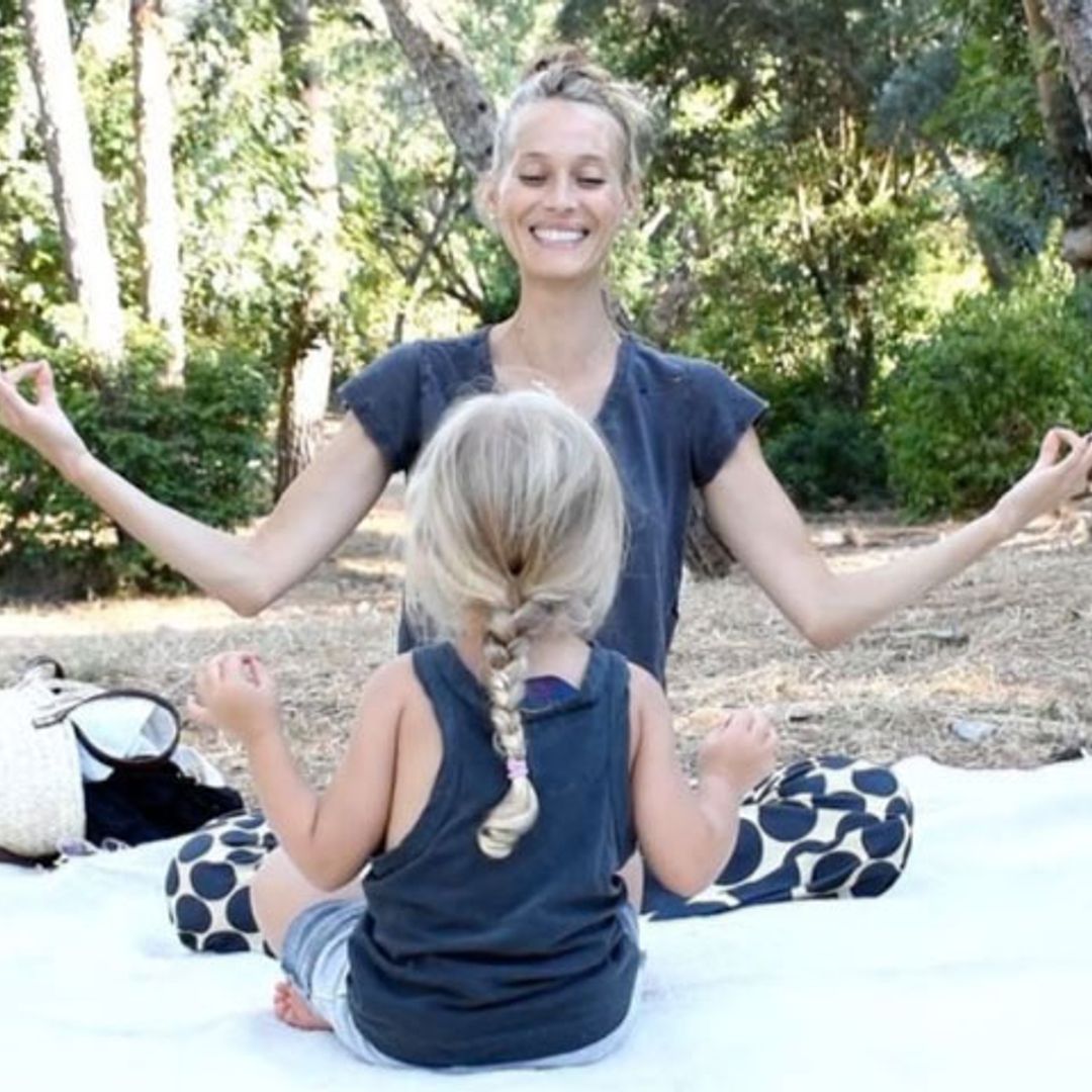 ¡Tal para cual! Vanesa Lorenzo enseña a su hija Manuela la práctica del yoga