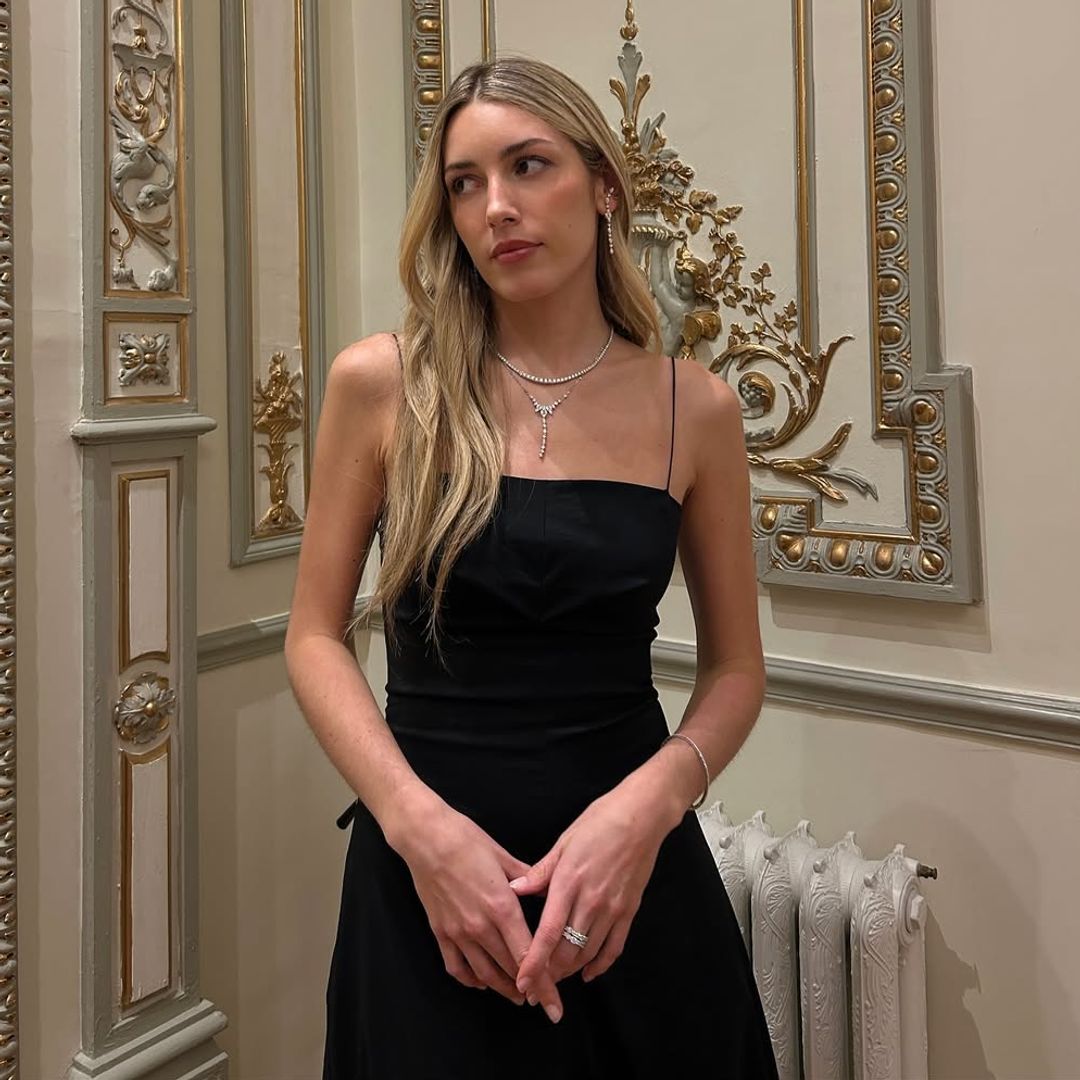 Daniela Figo, radiante vestida de negro con diamantes