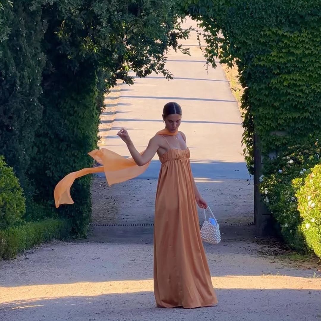 Colores efecto 'glow' y accesorios para sobrellevar el calor, protagonistas en los looks de invitadas a bodas de verano