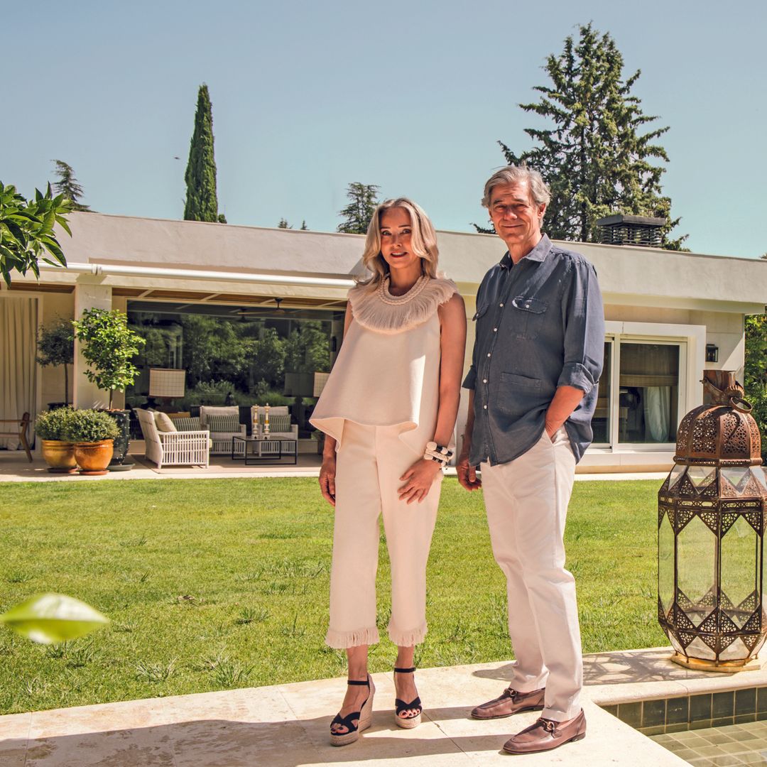 Isabel y Carlos posando en la zona del jardín. "Queríamos una casa que transmitiera calma, que invitara a quedarse, a conversar y a disfrutar de las pequeñas cosas", nos cuenta la abogada. "Representa el momento vital en el que nos encontramos