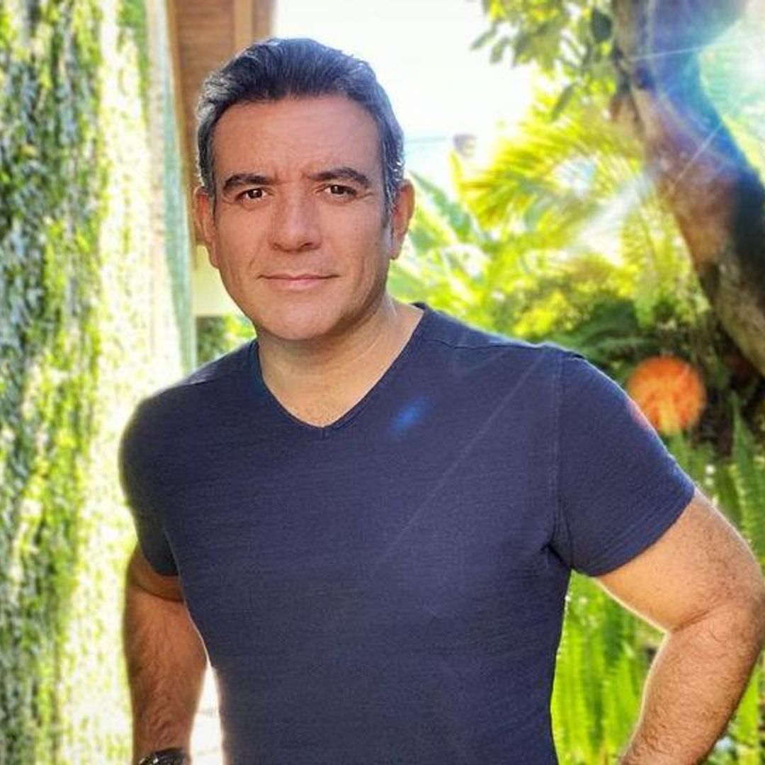 Héctor Sandarti alarma a sus fans con fotos desde el hospital, ¿qué le pasó?