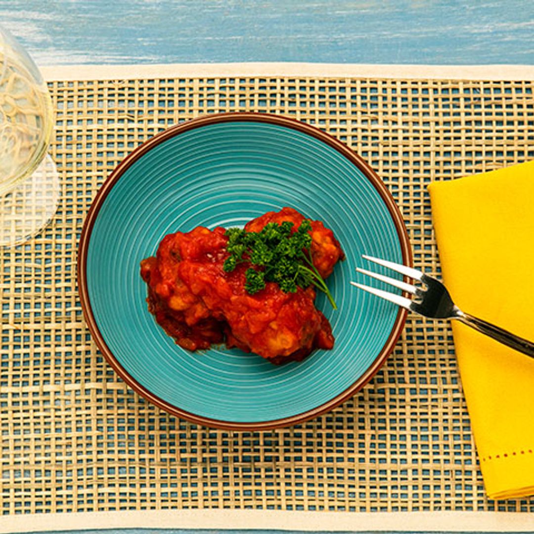 Albóndigas de corvina con gambas y salsa de tomate