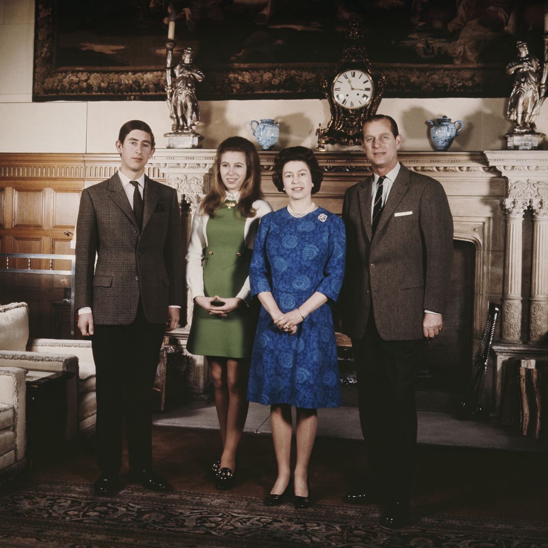 La reina Isabel II y el príncipe Felipe con sus hijos: Príncipe Carlos y la Princesa Ana.