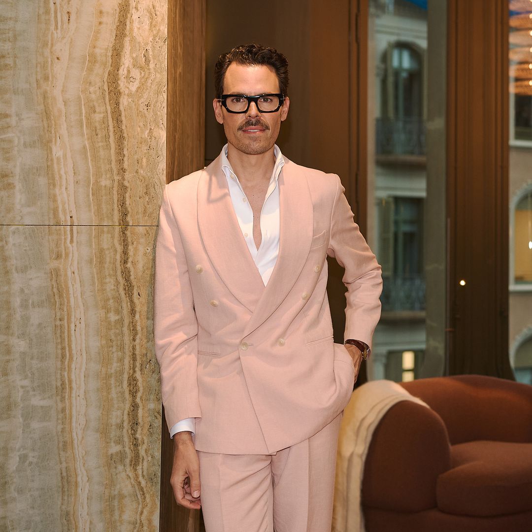Juan Avellaneda convierte su vestidor en Ecléctica en un universo cinematográfico: "Las historias ya existen y tú te colocas delante y decides quién quieres ser ese día"