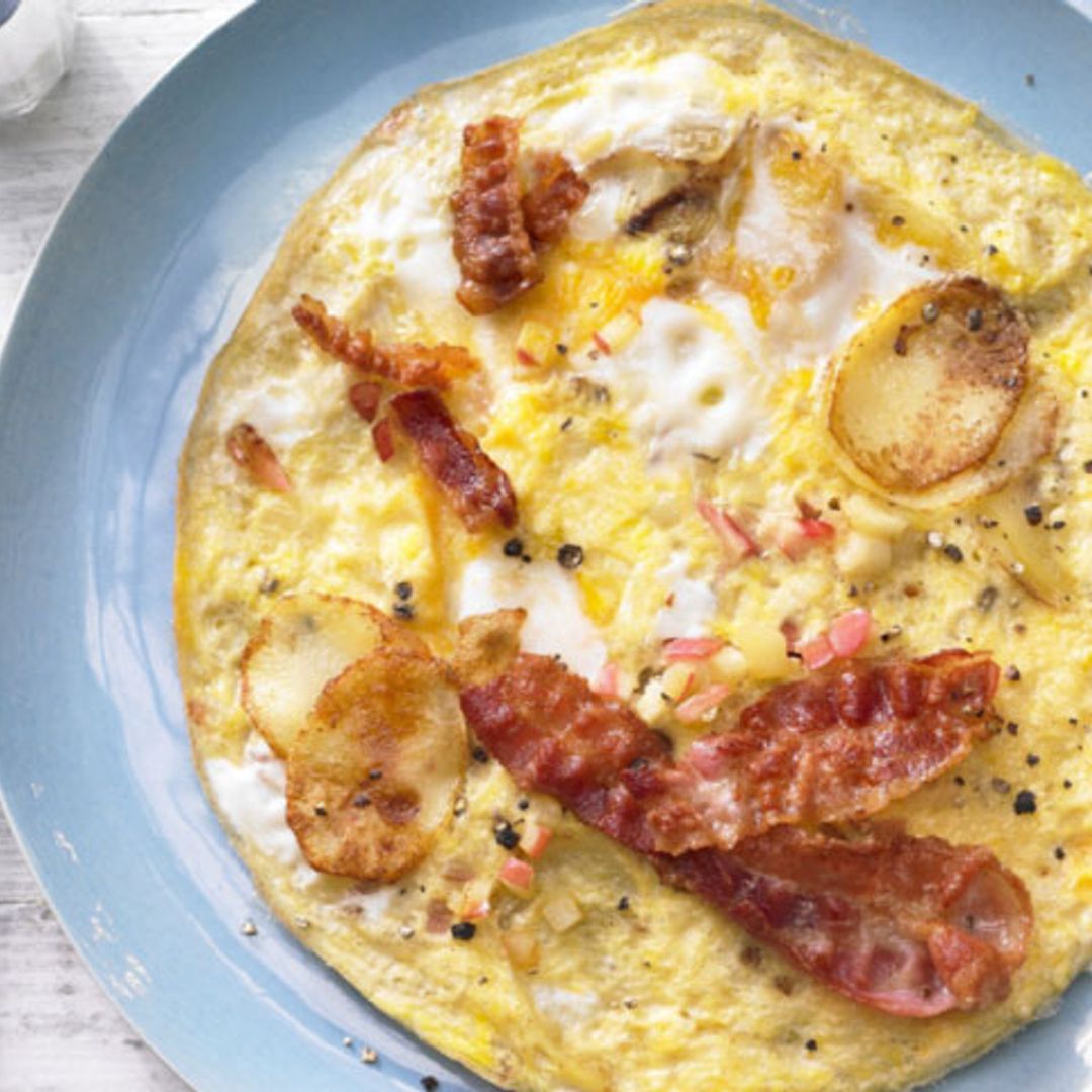 Tortilla vaga de patata, beicon y manzana