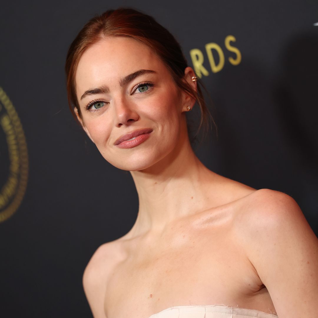 Emma Stone, camino a los Oscar, deslumbra en los AFI Awards con un vestido blanco y un 'ear cuff' de diamantes