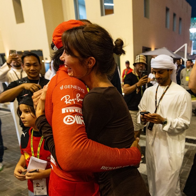 Rebecca Donaldson y Carlos Sainz Jr dándose un abrazo tras una carrera