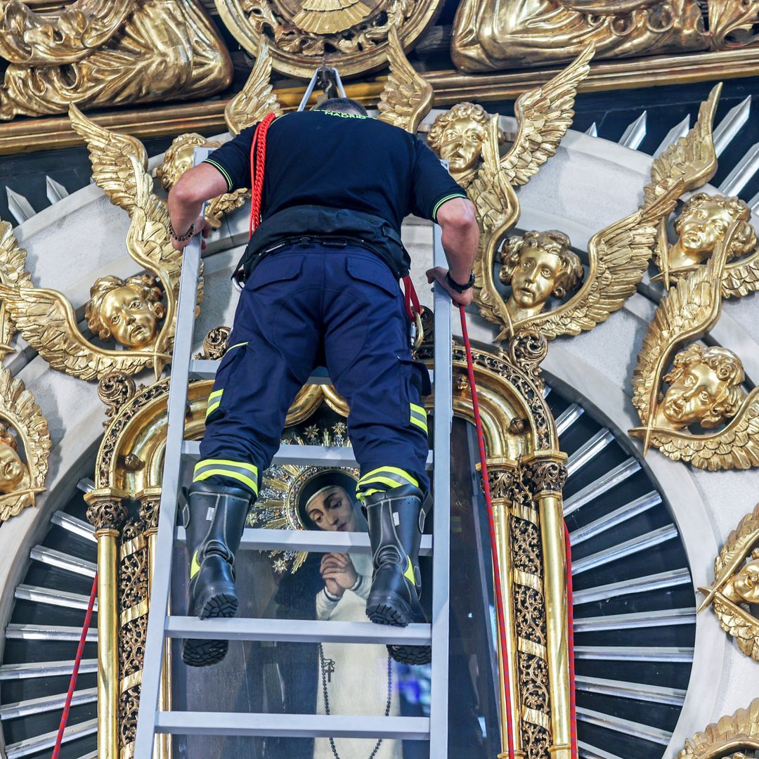 Los bomberos bajando la Virgen La Paloma