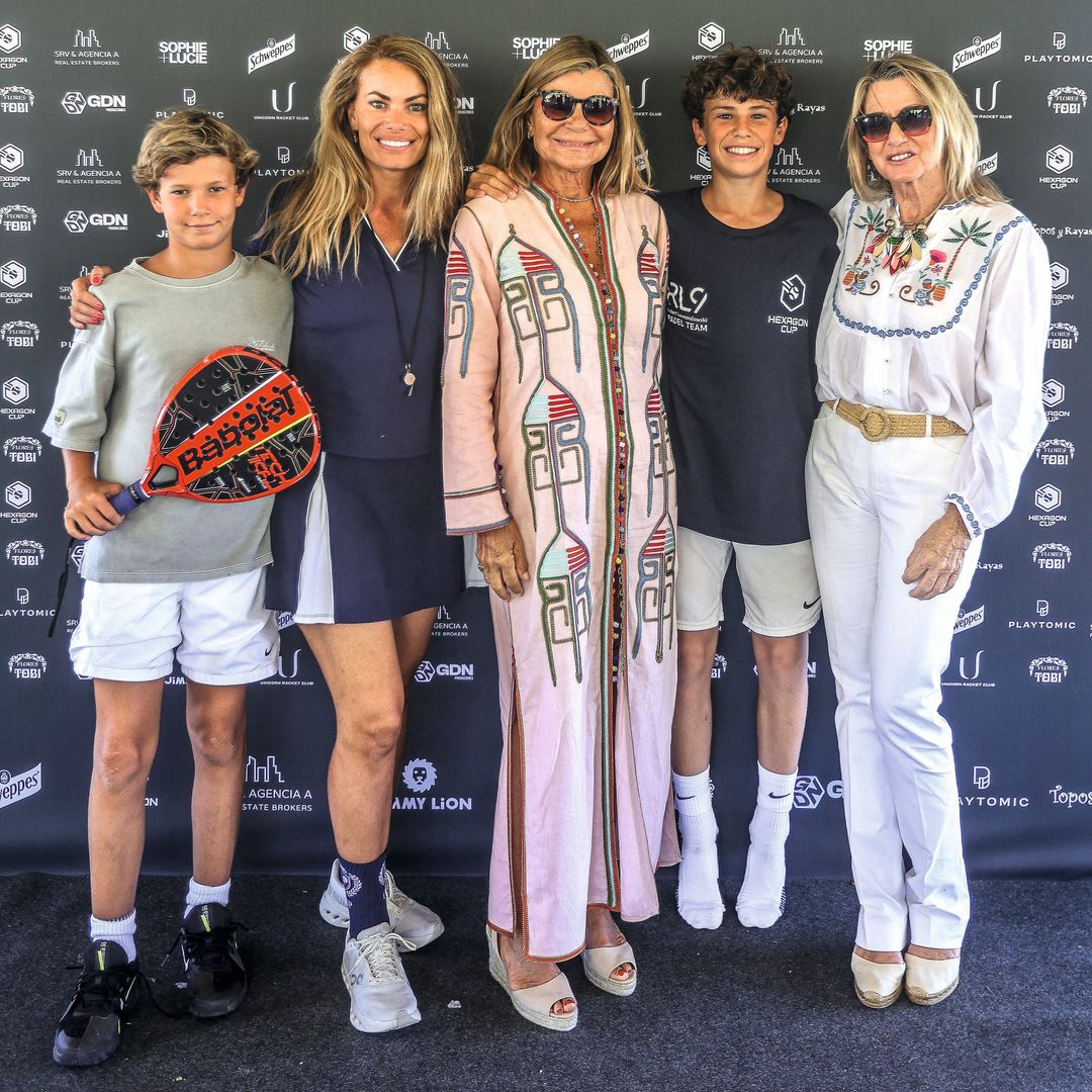 Santi; su madre, Carla; su abuela Cari Lapique; su hermano Carlos, y Myriam Lapique