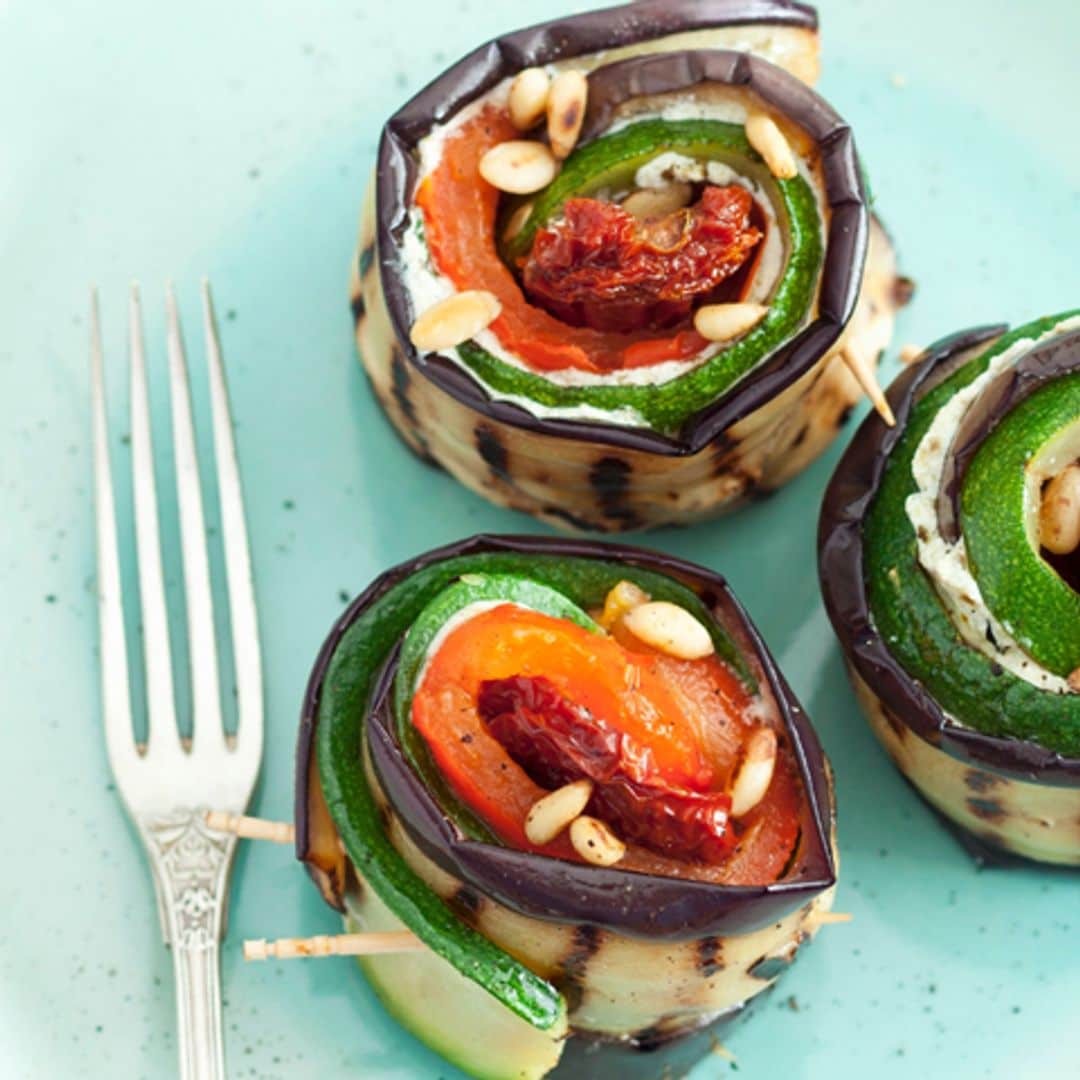Rollitos de berenjena y calabacín con crema de sésamo