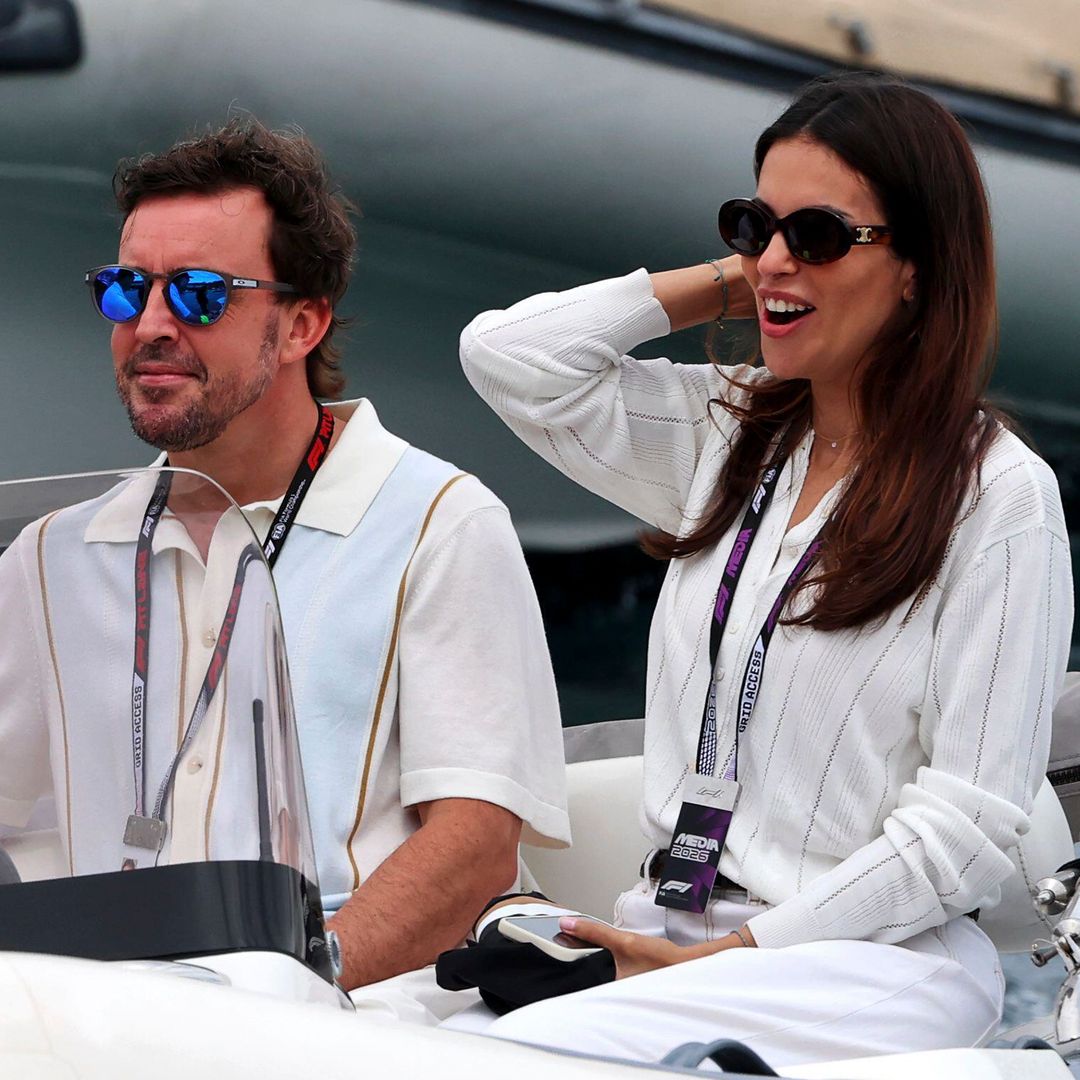 Fernando Alonso y Melissa Jiménez vuelven al lugar donde empezó todo: glamour en lancha en su verano más especial