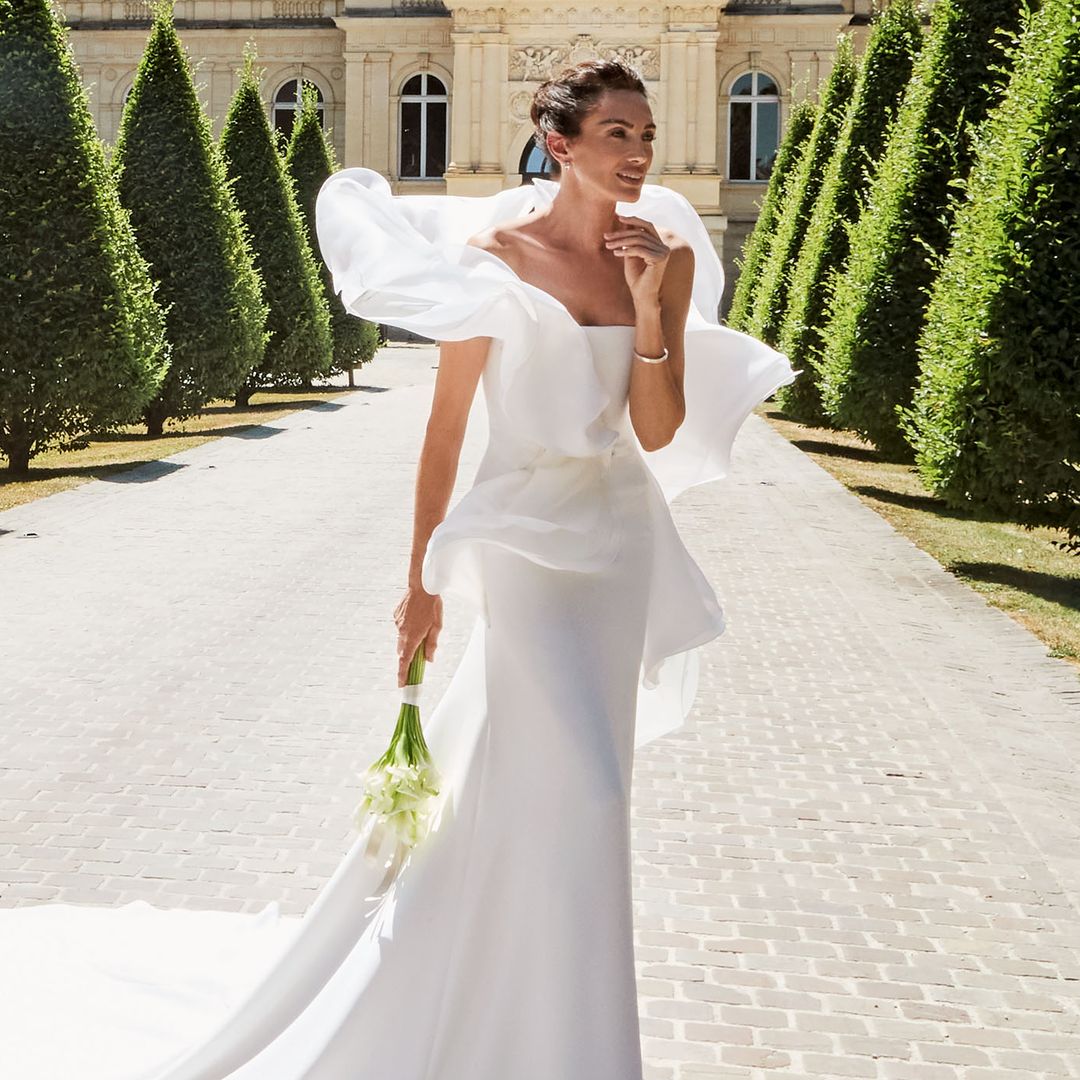PRIMICIA. Nieves Álvarez, una novia fabulosa con un vestido de alta costura y un ramo de calas blancas