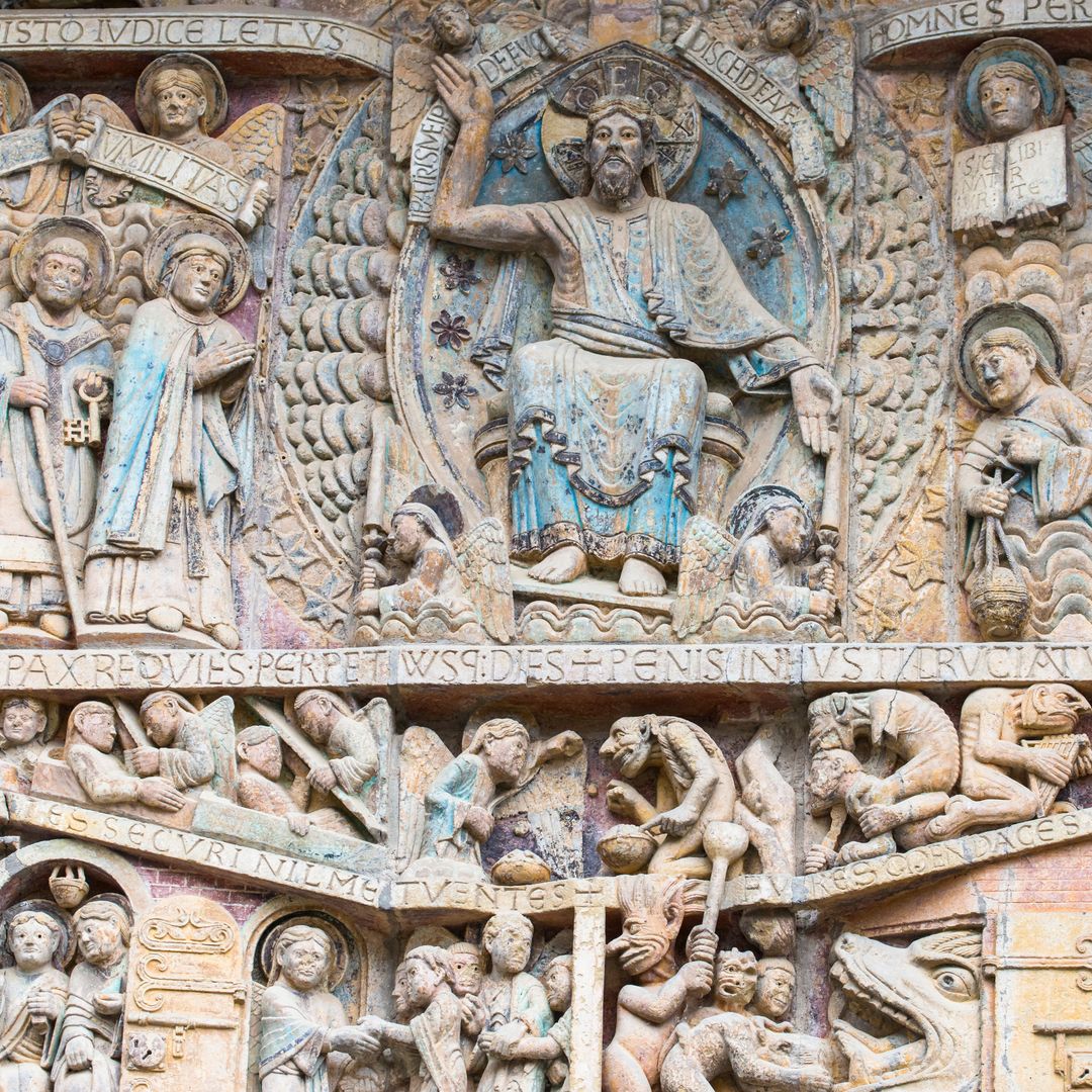 Detalle del tímpano de la abadía de Conques, francia