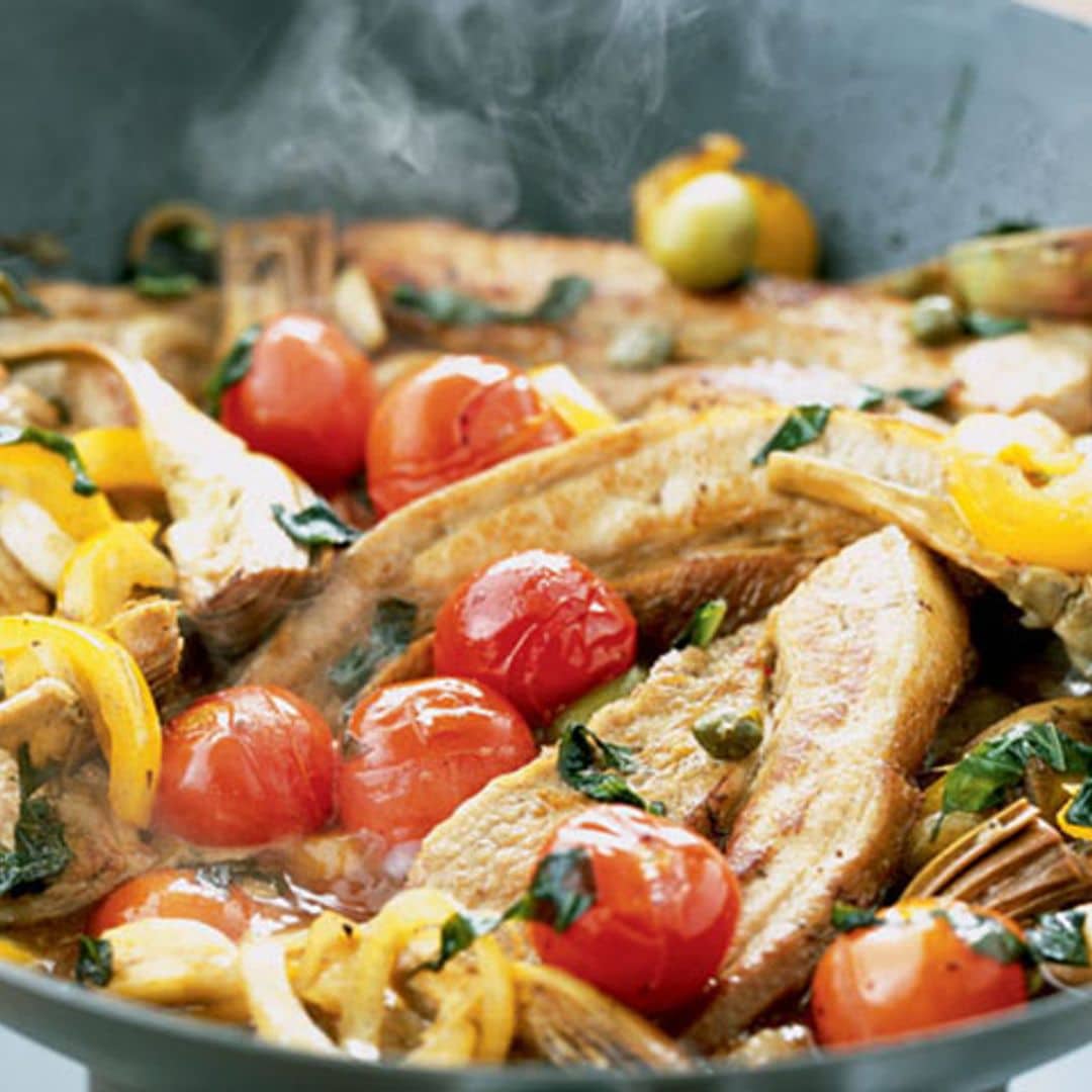 'Wok' de alcachofas y pollo con olivas y pimientos amarillos