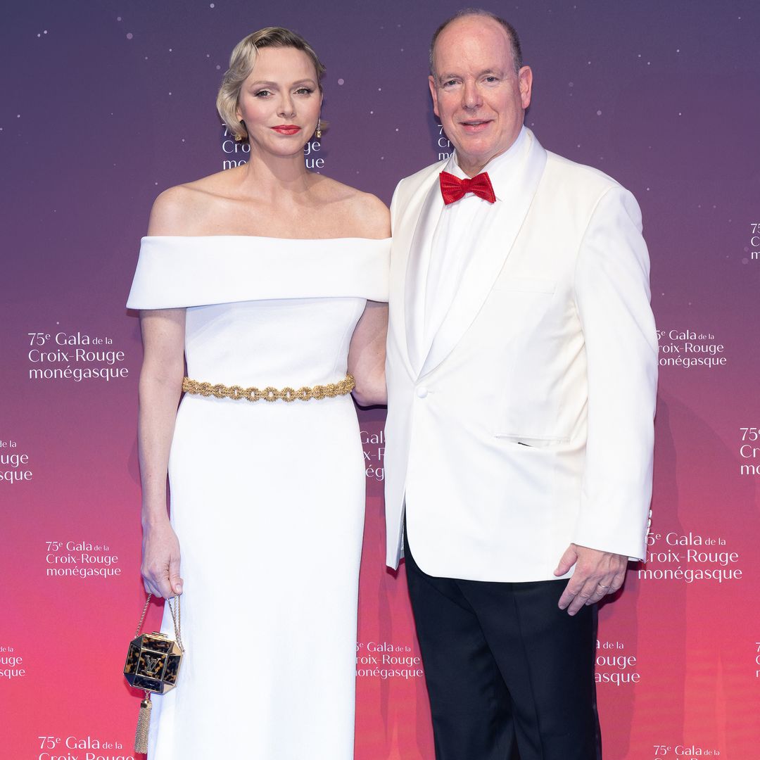 Charlene de Mónaco deslumbra en la gala de la Cruz Roja, junto al príncipe Alberto, con un espectacular vestido blanco Bardot