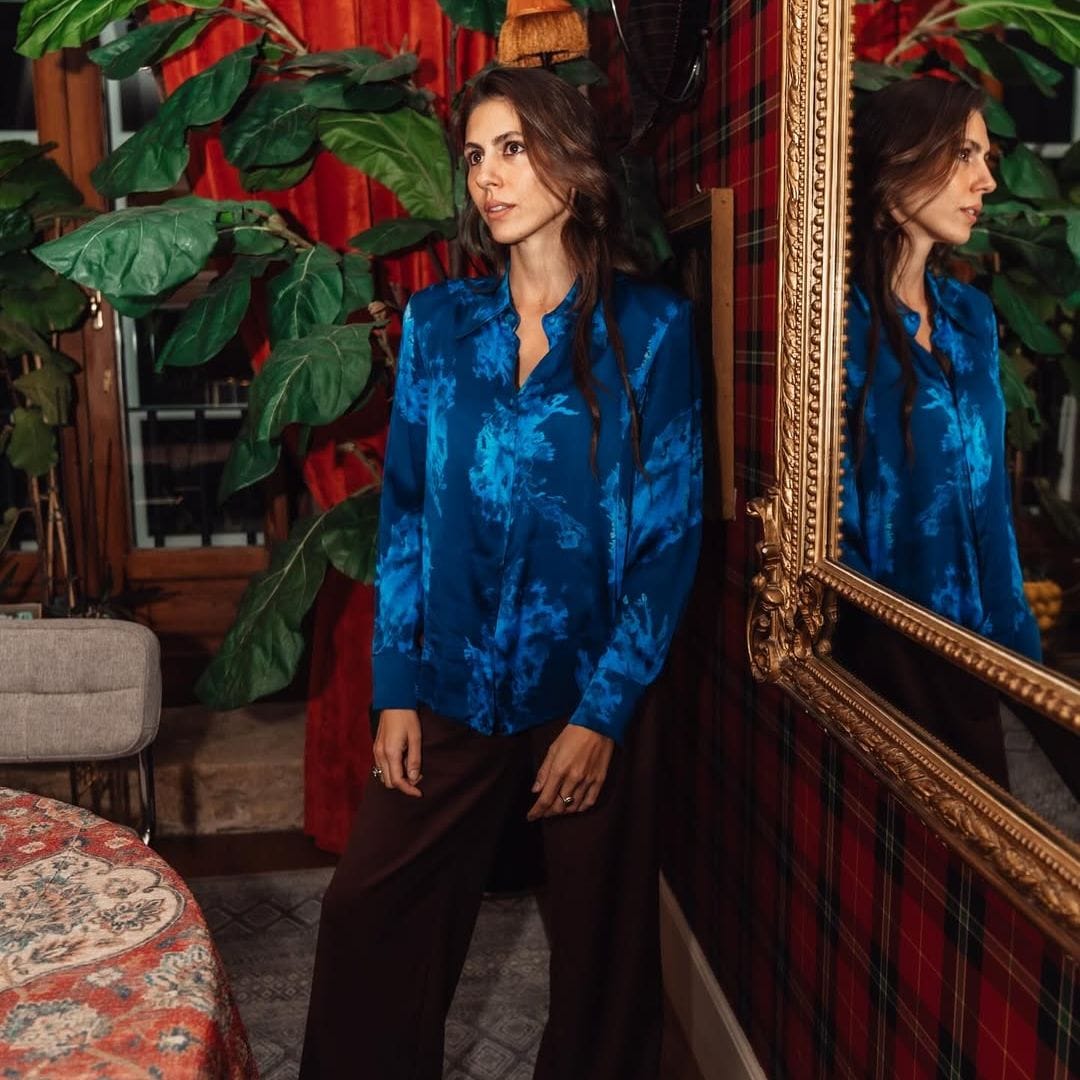 Ana Cristina Portillo con pantalón marrón y camisa azul