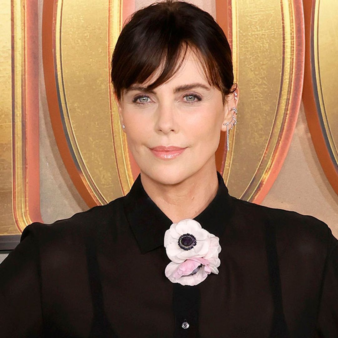 Charlize Theron lleva el flequillo más versátil que aparece y desaparece en 24 horas