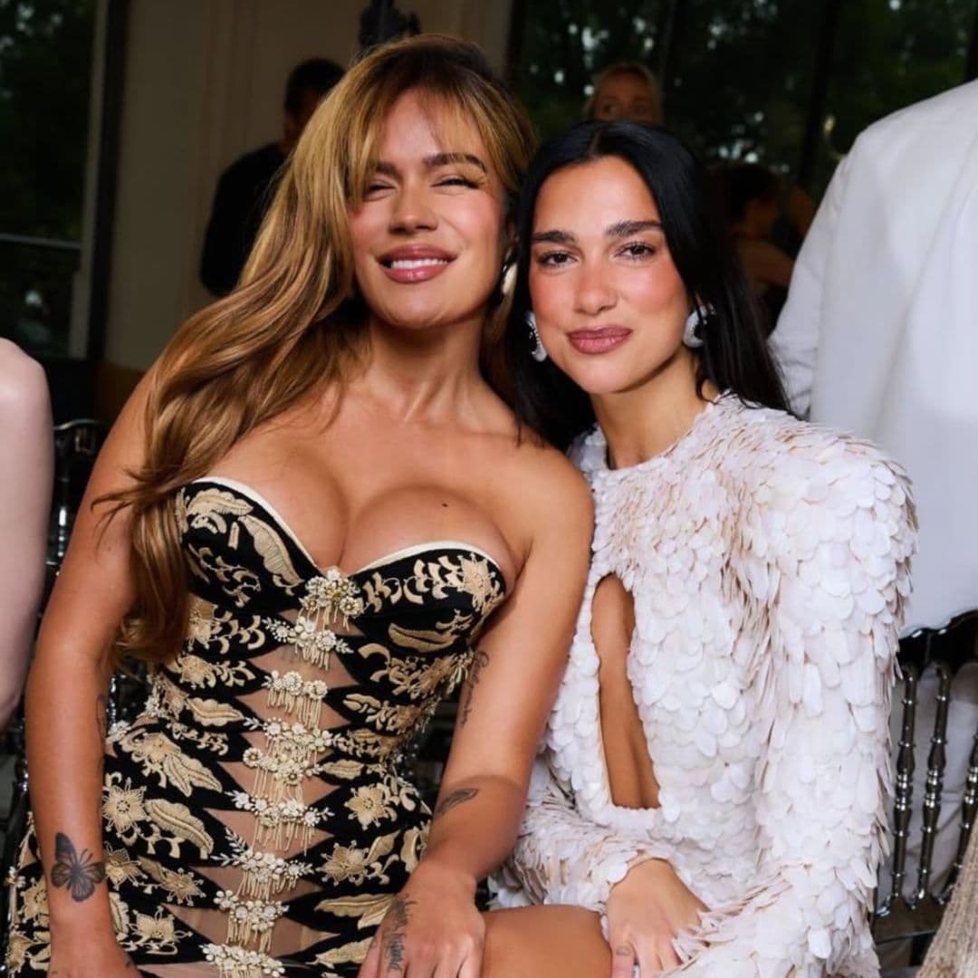 Karol G y Dua Lipa: entre bromas, risas y selfies, así disfrutaron en Paris Fashion Week