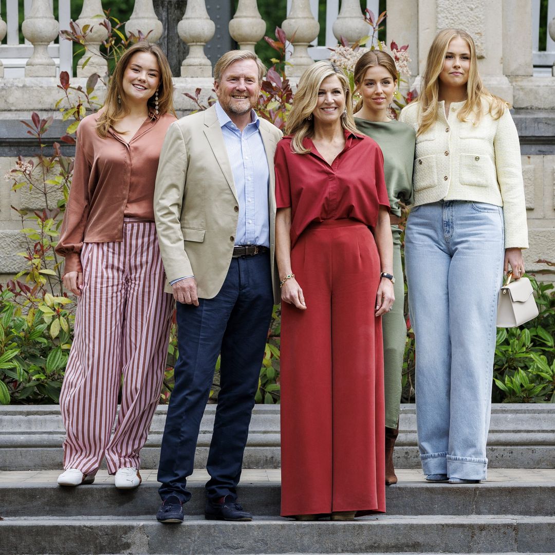 El esperado posado de Guillermo y Máxima de Holanda con sus hijas Amalia, Alexia y Ariane en Clingendael Park, en La Haya, el 21 de mayo de 2026