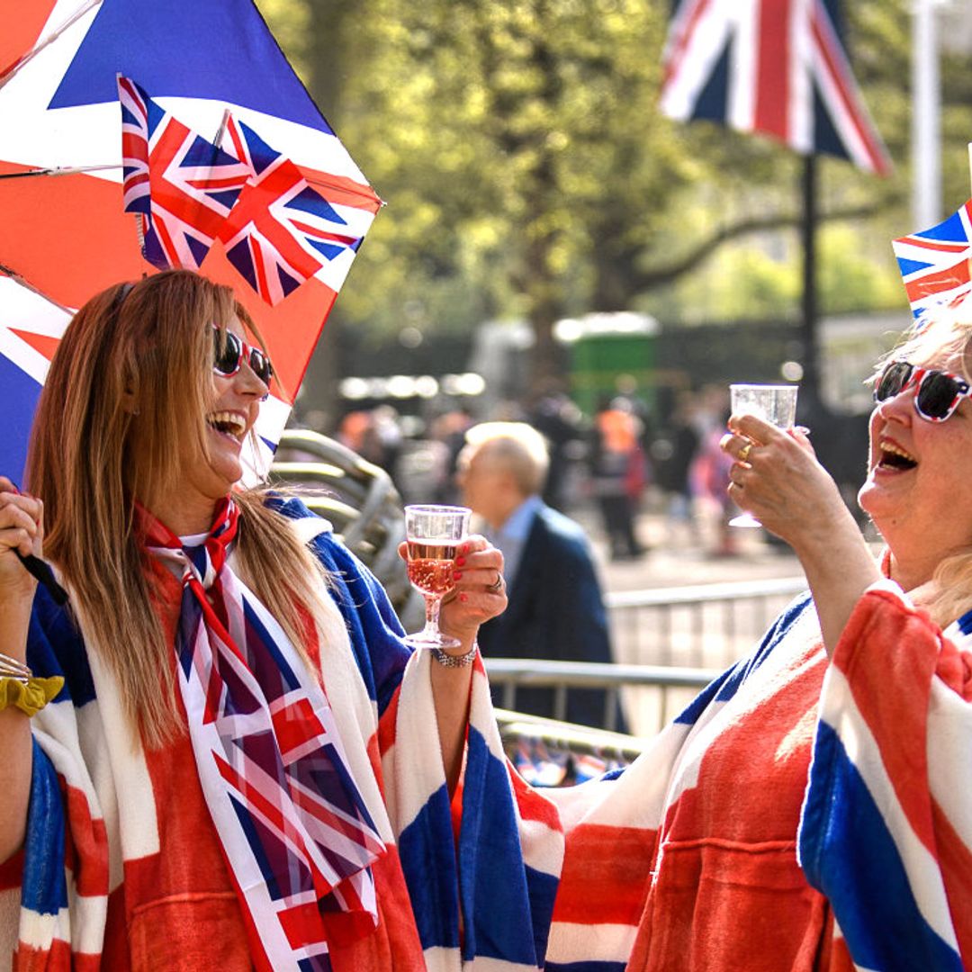 Ambiente festivo y emociones a flor de piel en las calles de Londres, listas para la coronación de Carlos III